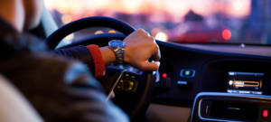 Un homme qui conduit une voiture