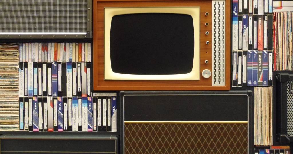 Une vielle télévision et des cassettes