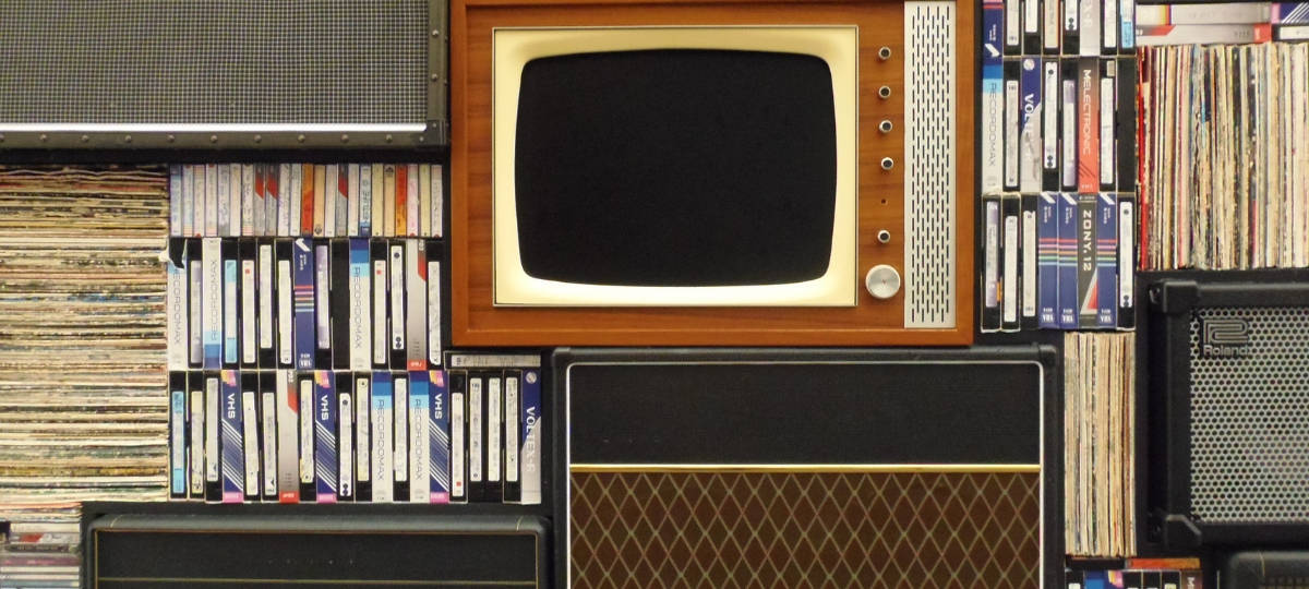 Ground Controle présente le festival « Les médias, le monde et nous » Une vielle télévision et des cassettes