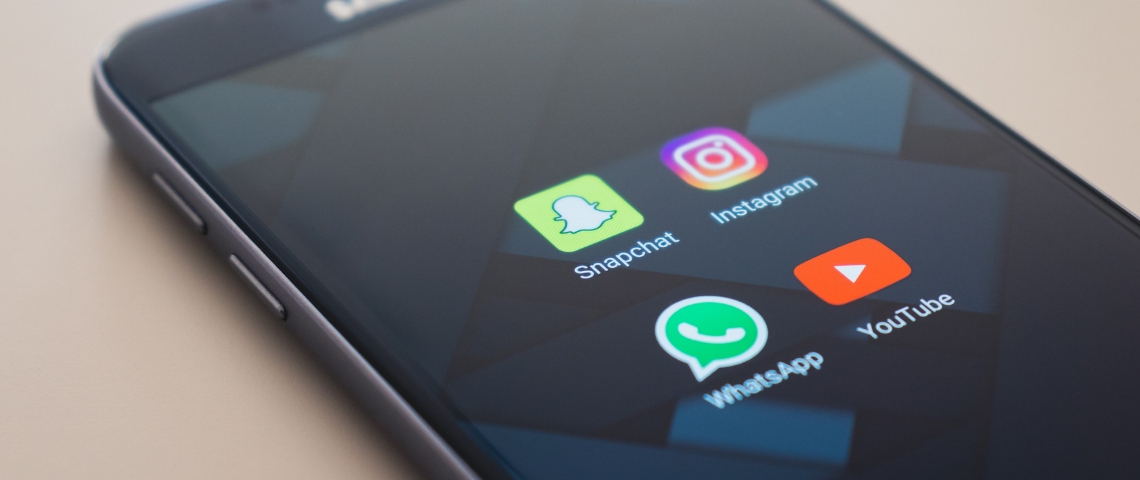 WhatsApp propose un outil anti-fake news Un smartphone samsung