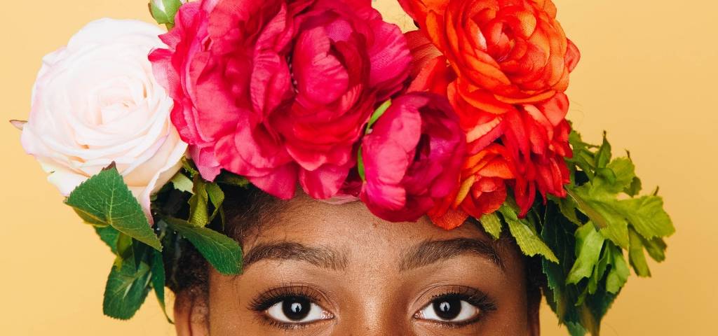 Une femme noire avec une couronne de fleurs sur la tête