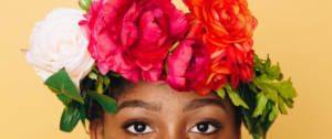 Une femme noire avec une couronne de fleurs sur la tête