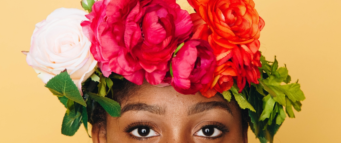 Lancement du label Orenda Une femme noire avec une couronne de fleurs sur la tête