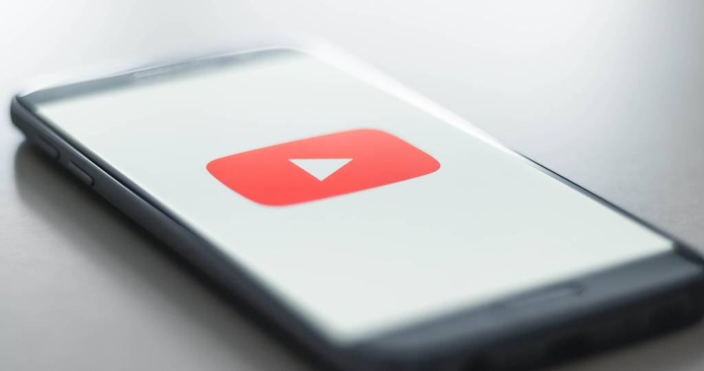Un smartphone avec le logo de YouTube sur l'écran