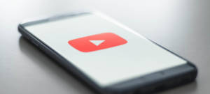 Un smartphone avec le logo de YouTube sur l'écran