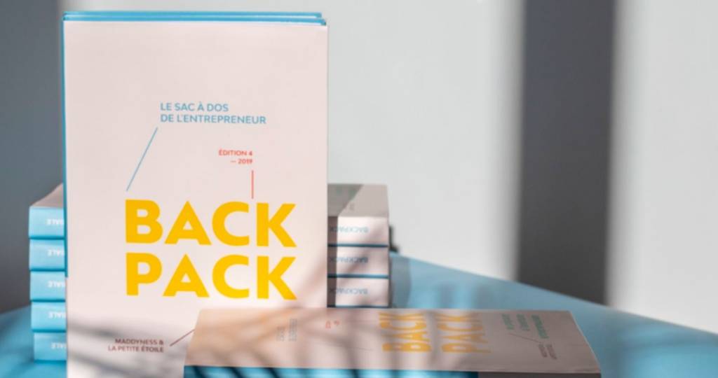 Livre sur table Backpak
