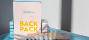 Livre sur table Backpak