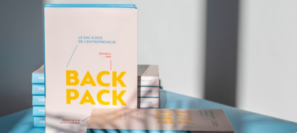 Maddyness et la Petite Étoile lancent la 4ème édition du Backpack de l'entrepreneur Livre sur table Backpak