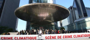 Manifestant Greenpeace devant une des tours de La Défense