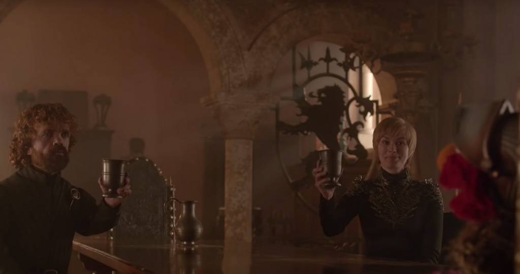Tyrion et Cersei en compagnie de Elmo