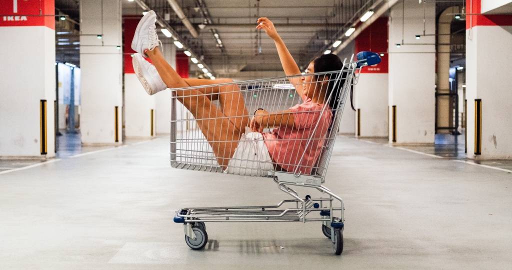 H&M joue la transparence et redéfinie le concept de la fast-fashion Jeune femme souriante dans un chariot