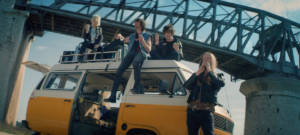 Des jeunes sur un van