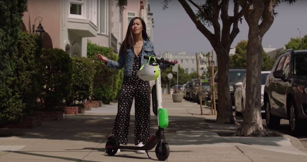 Oui, il est possible que votre trotinette Lime vous insulte Jeune femme sur un trottinette Lime