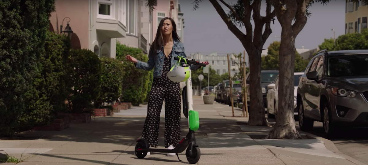 Oui, il est possible que votre trotinette Lime vous insulte Jeune femme sur un trottinette Lime
