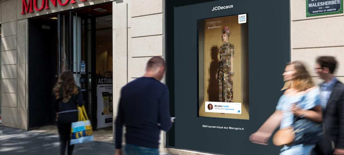 Monoprix et JCDecaux lance la première campagne interactive et sociale en vitrine Un homme devant une vitrine Monoprix