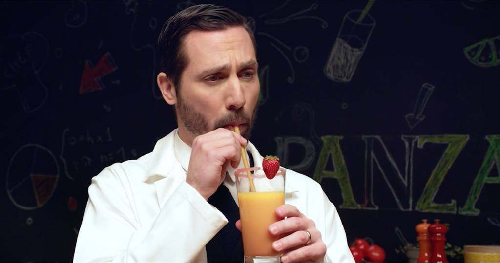 Un homme qui boit un jus avec une paille