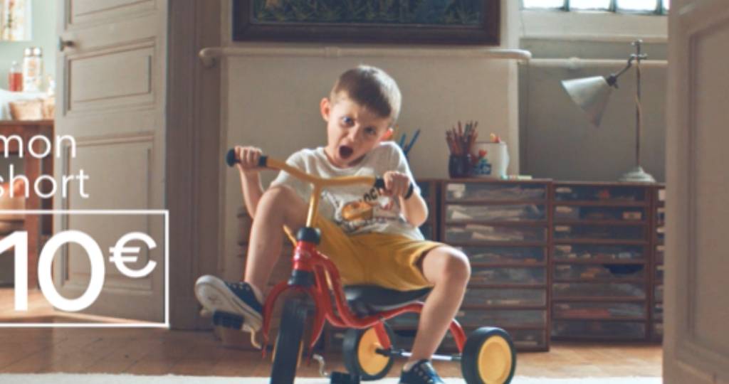 Un enfant sur un vélo