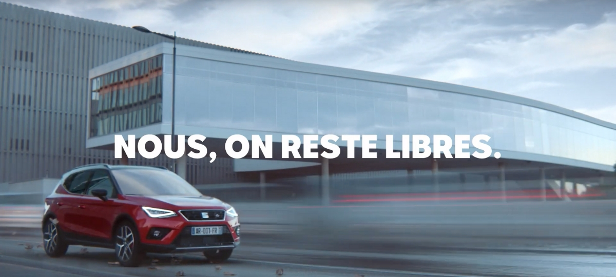 SEAT lance la première voiture sans engagement en France Voiture rouge Seat avec une phrase - Nous, on reste libre -