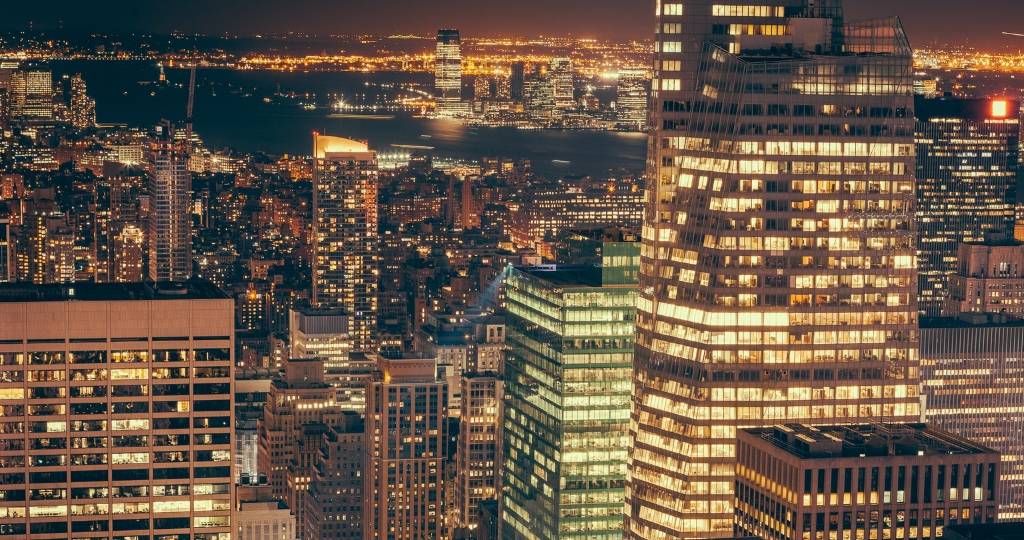 Skyline de nuit du quartier d'affaires de New York City