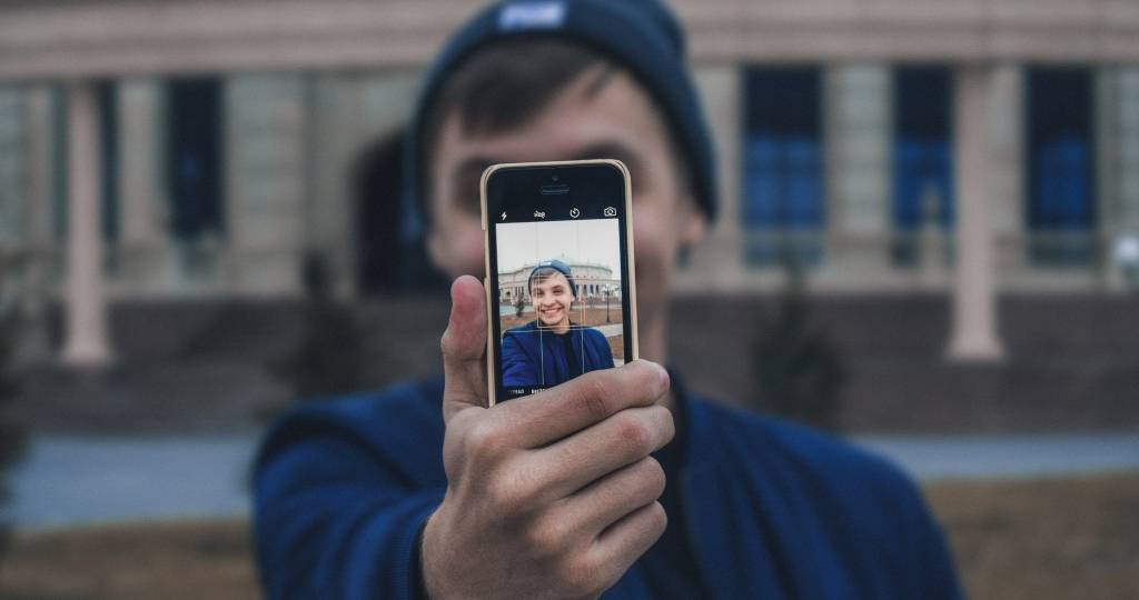 Homme se prenant un selfie