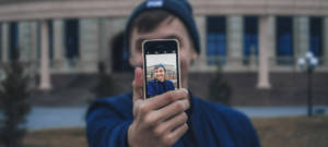 Homme se prenant un selfie
