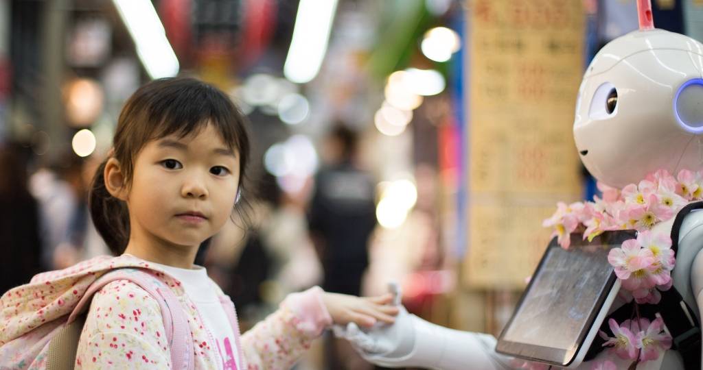 Petite fille tenant la main d'un robot