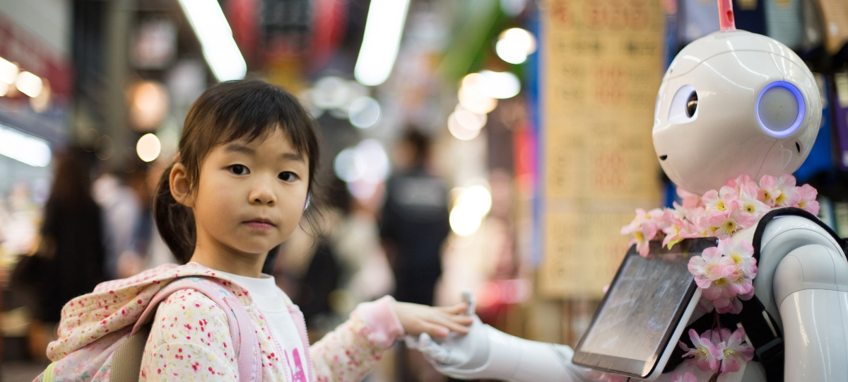 Selon l’OCDE, 14 % des emplois vont disparaître d’ici 20 ans par l'automatisation Petite fille tenant la main d'un robot