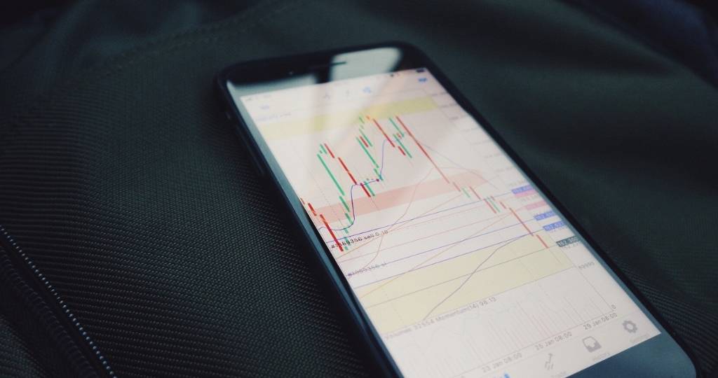 Un smartphone avec des graphiques