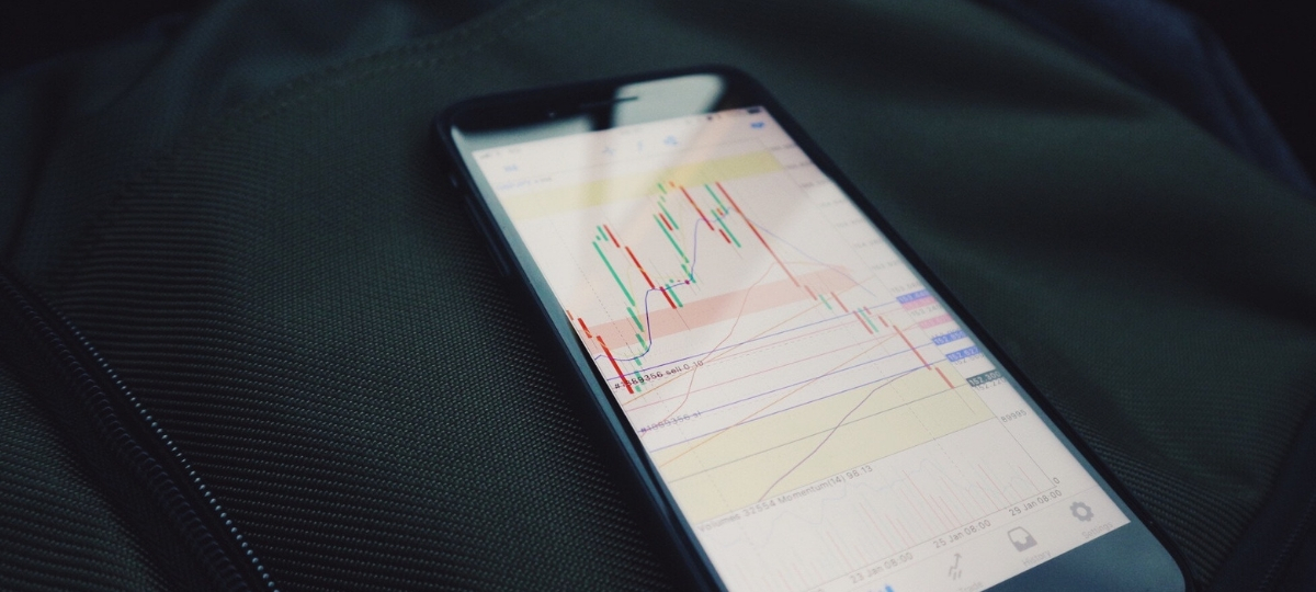 Le Bitcoin repart à la hausse Un smartphone avec des graphiques