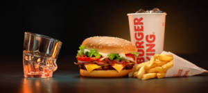Un whooper avec un verre grillé à côté