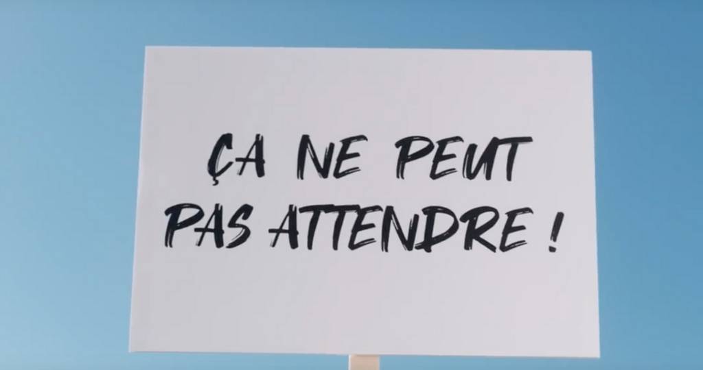 Un panneau avec écrit « ça ne peut pas attendre ! »