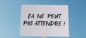 Un panneau avec écrit « ça ne peut pas attendre ! »