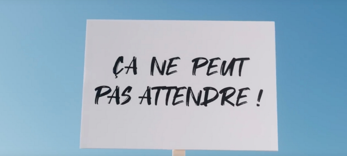 La nouvelle saga Castorama Un panneau avec écrit « ça ne peut pas attendre ! »