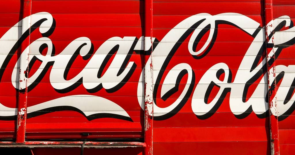 Logo blanc sur fond rouge , Coca Cola