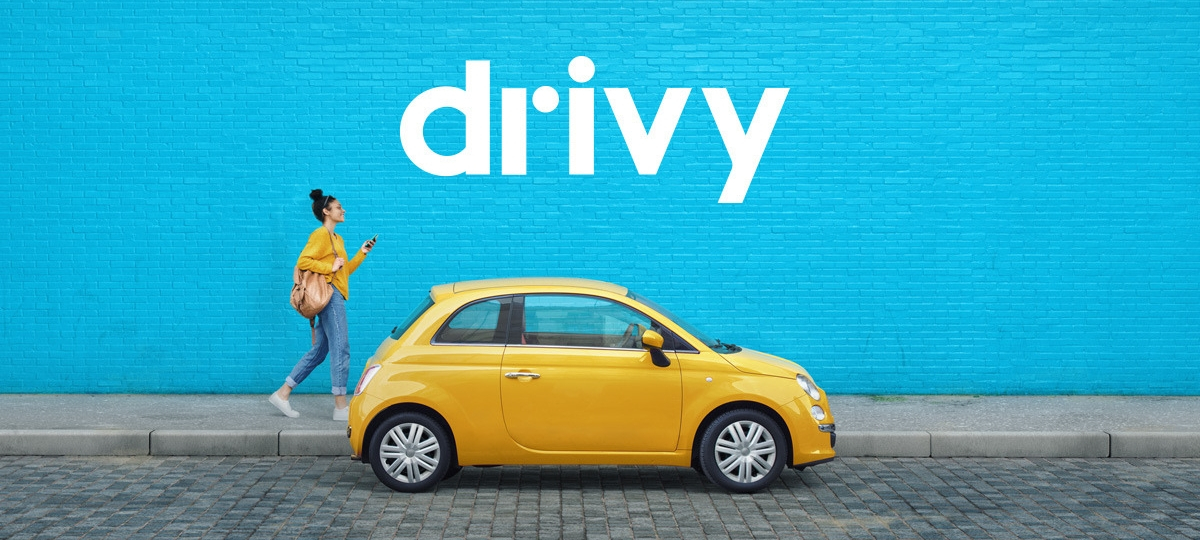 Gataround rachète la startup Drivy et devient leader mondial de l'auto-partage jeune femme à coté d'une voiture jaune