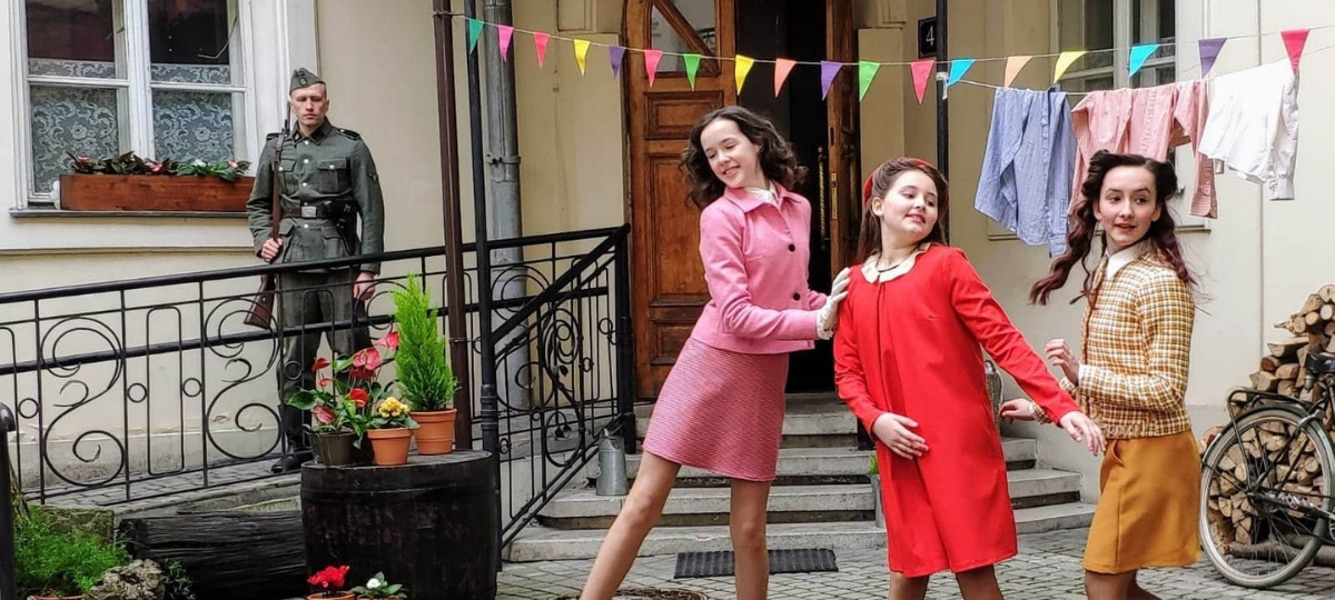 Eva Stories : Suivez le quotidien d'une jeune fille de la Shoah sur Instagram 3 trois jeunes filles dansent devant un soldat de l'Holocauste