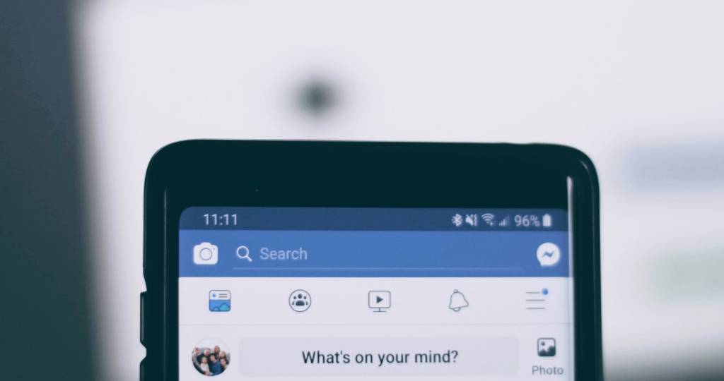 Facebook : le plus grand cimetière numérique du 21e siècle ?  Écran de smartphone sur le réseaux social Facebook