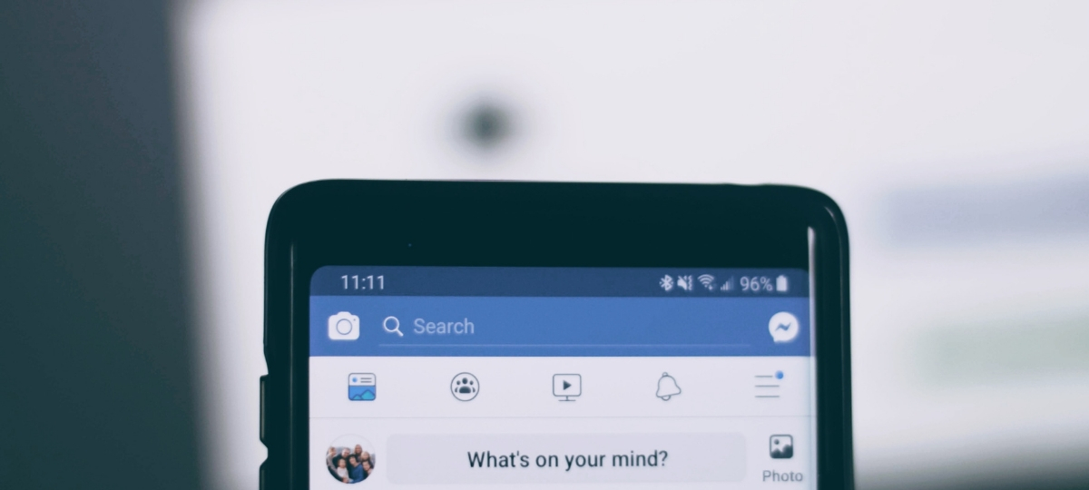 Facebook : le plus grand cimetière numérique du 21e siècle ? Écran de smartphone sur le réseaux social Facebook