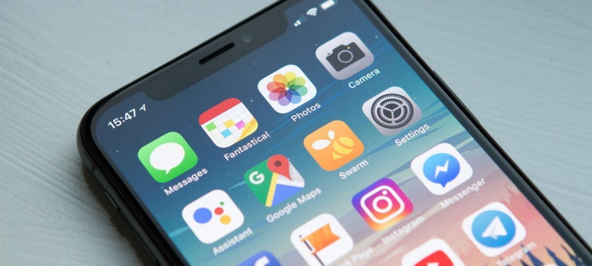 Facebook retire sa fonction de transfert d’argent P2P de son Messenger français et britannique Gros plan sur écran d'IPhone XS