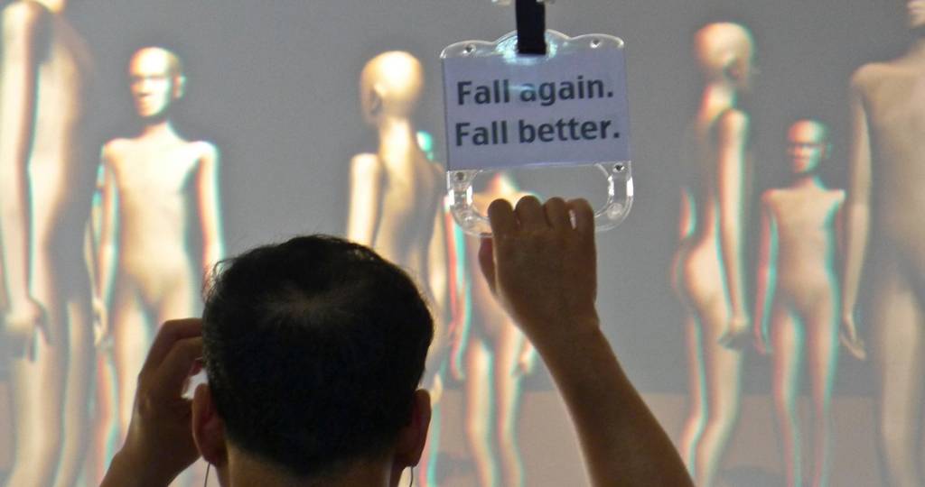 homme de dos dans une installation en réalité augmentée