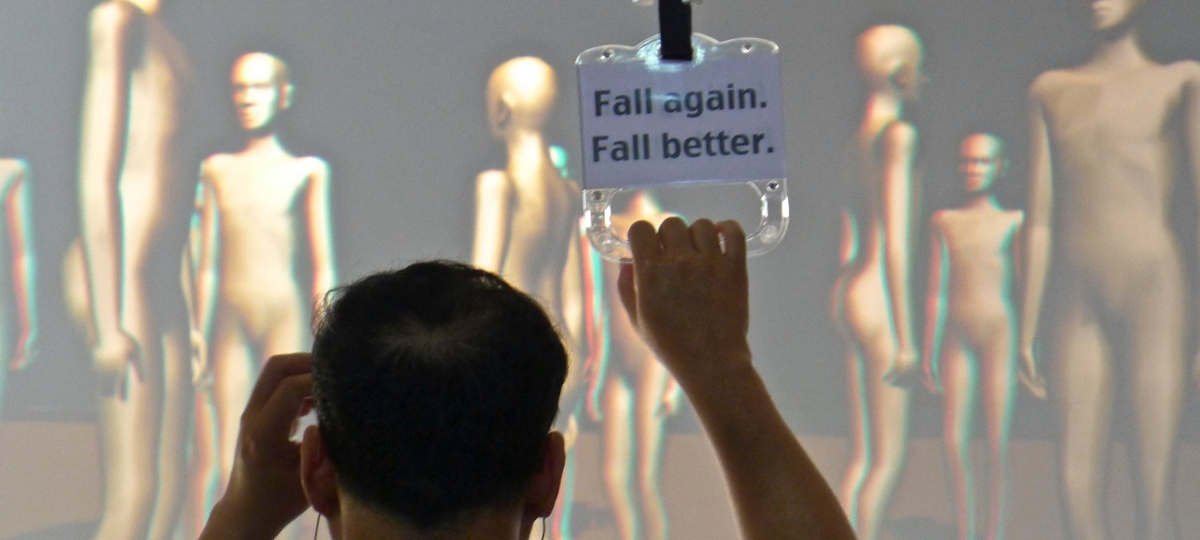 Plongez dans l'art de réalité virtuelle avec l'exposition Jeffrey Shaw homme de dos dans une installation en réalité augmentée