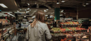 Une femme de dos dans un supermarché