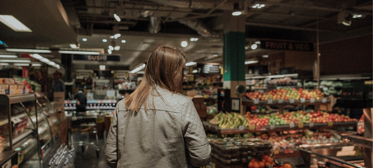 My Label, la nouvelle annonce pour consommer responsable Une femme de dos dans un supermarché