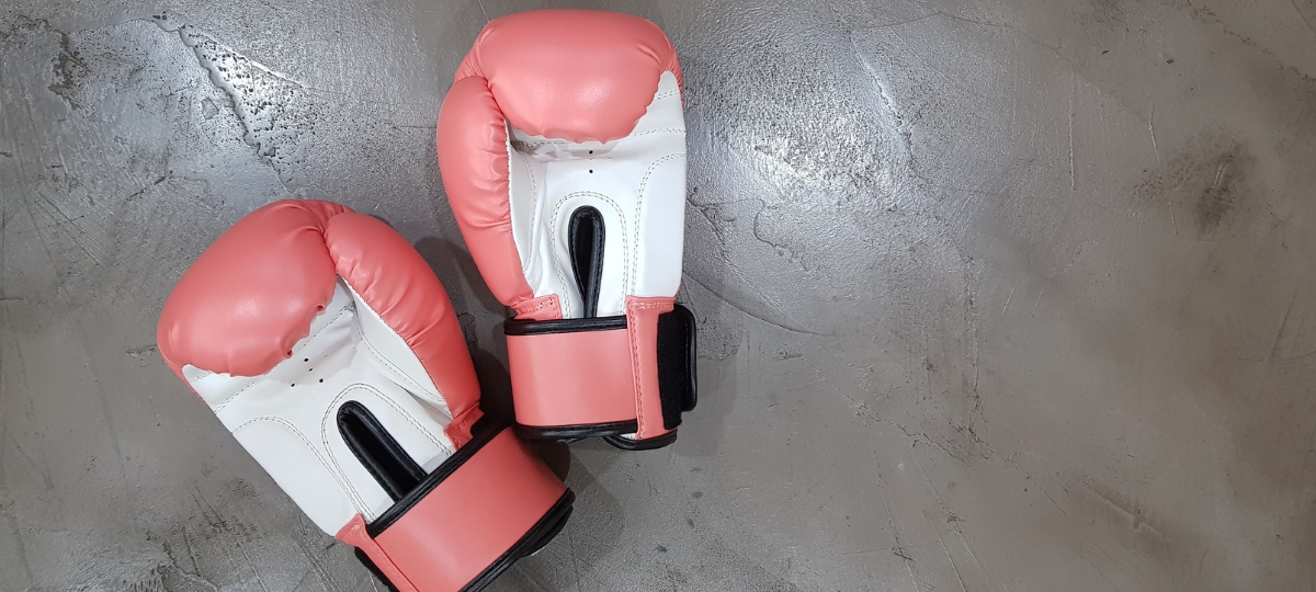 La règles de la communication de crise Des gants de boxe posés sur le sol