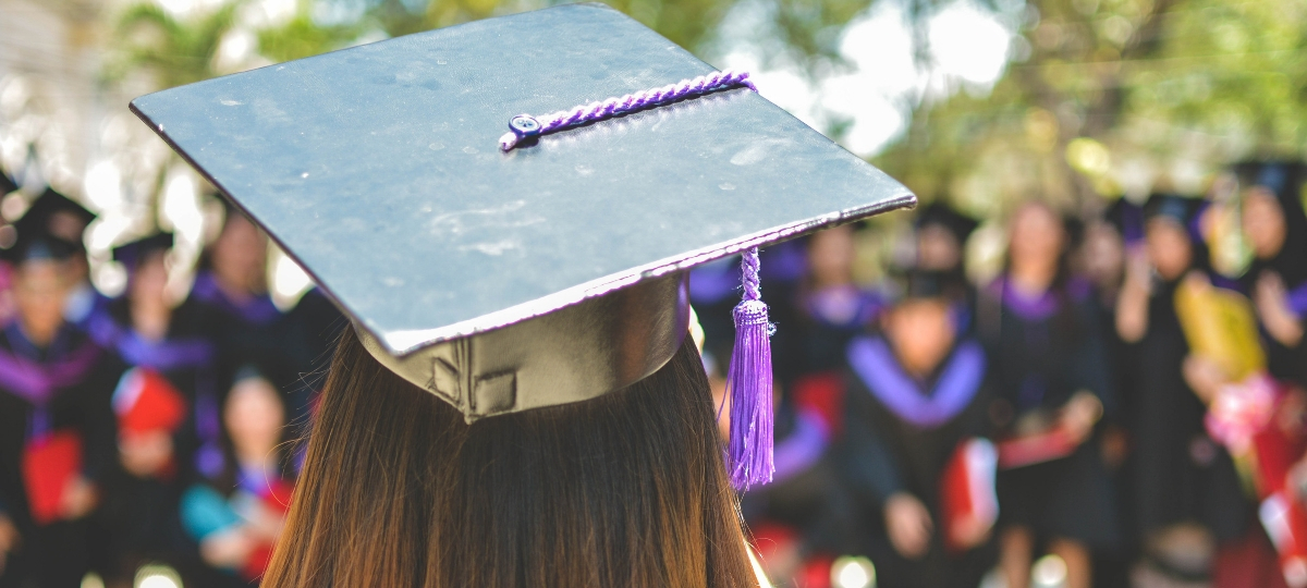 Comment se former à la transformation digitale Une femme de dos avec un chapeau de diplômée