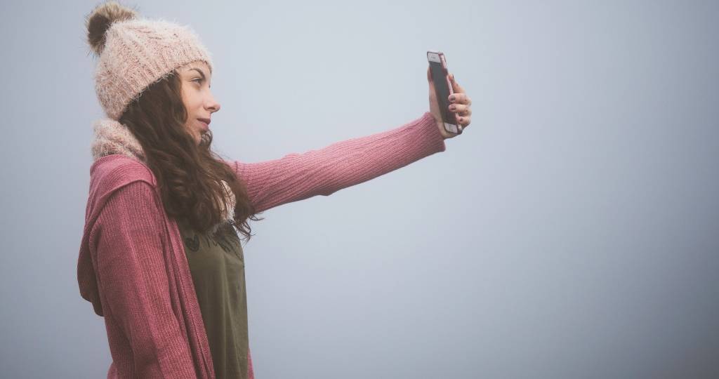 Instagram accusé de grossophobie Une fille qui se prend en photo
