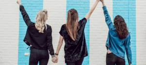 Des filles de dos qui se tiennent la main