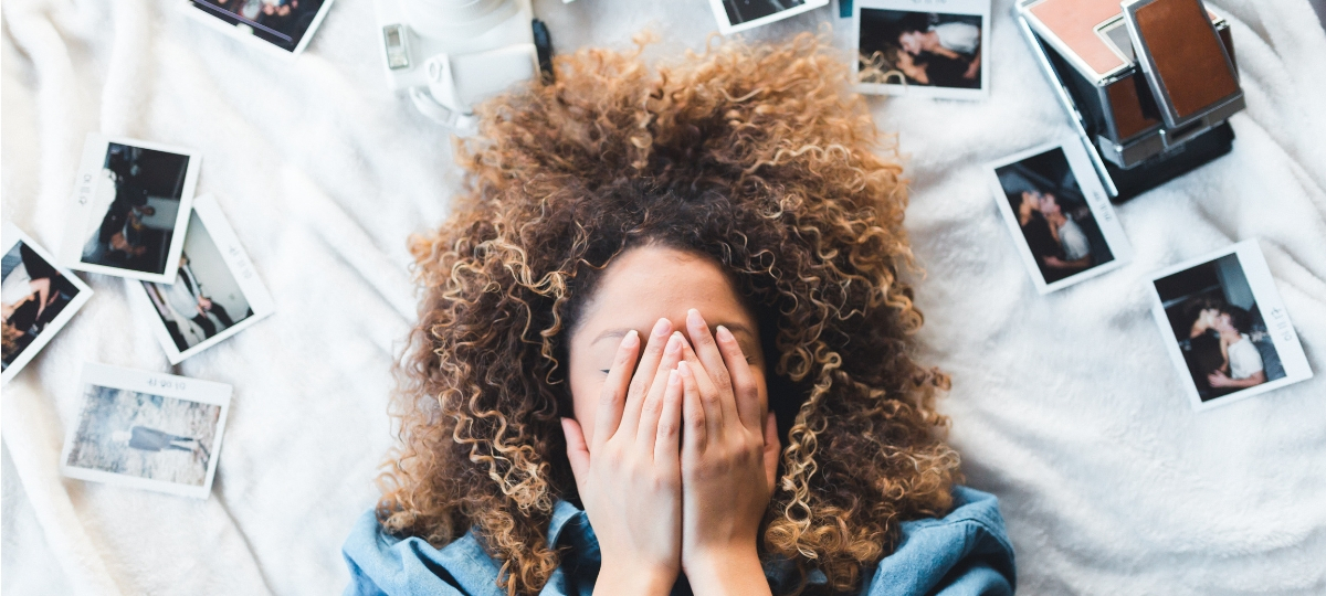 Comment écrire de bonnes légendes sur Instagram ?  Une femme avec les mains sur le visage