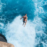 Homme sautant dans la mer