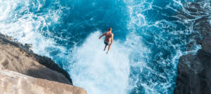 Homme sautant dans la mer